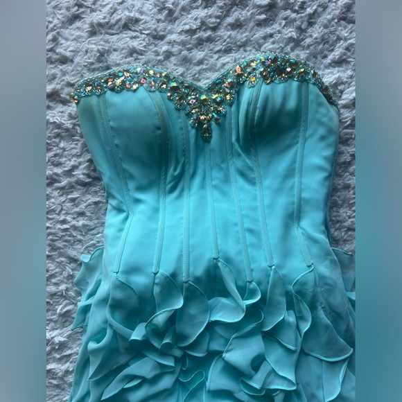 Prom dress. Size 6. Worn once. - Picture 4 of 6